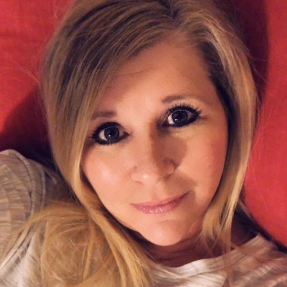 Meet your Posher, Leslie - Picture 1 of 2